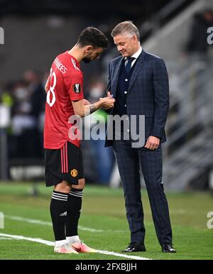 Ole Gunnar Solskjaer (rechts) und Bruno Fernandes von Manchester United vor dem Finale der UEFA Europa League im Danziger Stadion, Polen. Bilddatum: Mittwoch, 26. Mai 2021. Stockfoto