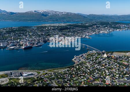 Norwegen, Troms Og Finnmark, Tromso, Küstenstadt vom Fjellstua-Aussichtspunkt aus gesehen Stockfoto