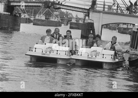 Jährliche Fotostunde Prinzessin Margriet und Familie; von links Bernhard, herr. Pieter van Vollenhoven, Maurits, Floris, Margriet und Christiaan im Tretboot auf der Amstel, 5. Juni 1987, Niederlande, Presseagentur des 20. Jahrhunderts, Foto, News to remember, Dokumentarfilm, historische Fotografie 1945-1990, visuelle Geschichten, Menschliche Geschichte des zwanzigsten Jahrhunderts, Momente in der Zeit festzuhalten Stockfoto