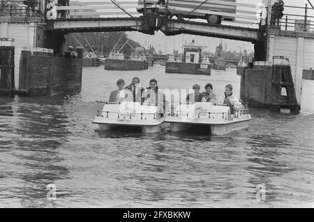 Jährliche Fotostunde Prinzessin Margriet und Familie; von links Bernhard, herr. Pieter van Vollenhoven, Maurits, Floris, Margriet und Christiaan im Tretboot auf dem, 5. Juni 1987, Niederlande, Presseagentur des 20. Jahrhunderts, Foto, Nachrichten zu erinnern, Dokumentarfilm, historische Fotografie 1945-1990, visuelle Geschichten, Menschliche Geschichte des zwanzigsten Jahrhunderts, Momente in der Zeit festzuhalten Stockfoto