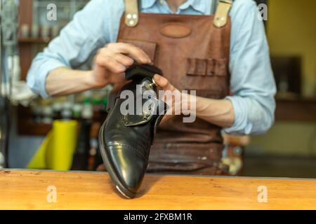 Schuhmacher Polierschuh in der Werkstatt Stockfoto