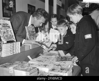 Kinderbuchwoche im Bijenkorf, Jean Dulieu verkauft seine Bücher, 2. April 1960, KINDERBOEKENWEEK, Niederlande, 20. Jahrhundert Presseagentur Foto, Nachrichten zu erinnern, Dokumentarfilm, historische Fotografie 1945-1990, visuelle Geschichten, Menschliche Geschichte des zwanzigsten Jahrhunderts, Momente in der Zeit festzuhalten Stockfoto