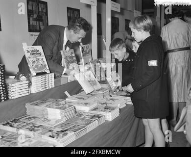 Kinderbuchwoche im Bijenkorf, 2. April 1960, KINDERBOEKENWEEK, Niederlande, 20. Jahrhundert Presseagentur Foto, Nachrichten zu erinnern, Dokumentarfilm, historische Fotografie 1945-1990, visuelle Geschichten, Menschliche Geschichte des zwanzigsten Jahrhunderts, Momente in der Zeit festzuhalten Stockfoto