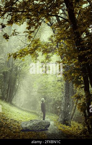Mann, der auf einem Fußweg am Wald in Wuppertal steht Stockfoto