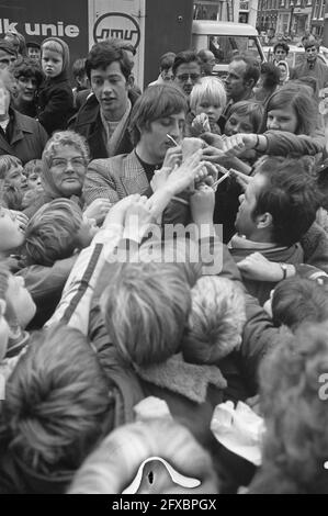 Johan Cruijff eröffnet Spirituosengeschäft am Beukenplein Amsterdam. Cruijff gibt Autogramme, 14. November 1969, HANDSIGNALS, Eröffnungen, Sport, Fußballspieler, Niederlande, Foto der Presseagentur des 20. Jahrhunderts, zu erinnerende Nachrichten, Dokumentation, historische Fotografie 1945-1990, visuelle Geschichten, Menschliche Geschichte des zwanzigsten Jahrhunderts, Momente in der Zeit festzuhalten Stockfoto