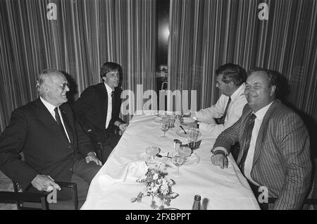 Johan Cruijff vor Disziplinarausschuss KNVB; Voetelink,Johan Cruijff, Harmsen und Bartels, 25. September 1985, Sport, Disziplinarkomitees, Fußball, Niederlande, Foto der Presseagentur des 20. Jahrhunderts, zu erinnerende Nachrichten, Dokumentation, historische Fotografie 1945-1990, visuelle Geschichten, Menschliche Geschichte des zwanzigsten Jahrhunderts, Momente in der Zeit festzuhalten Stockfoto