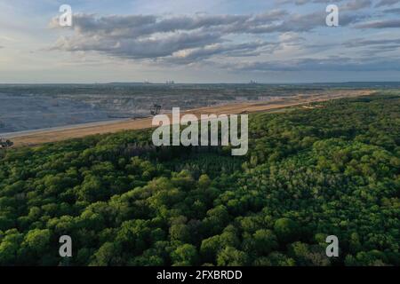 Luftaufnahme des Hambacher Waldes und im Hintergrund Der nahegelegene Freiplatz Hambach Stockfoto