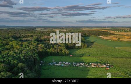 Luftaufnahme des Hambacher Waldes und der feindlichen Braunkohlenaktivisten Lager Stockfoto