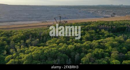 Luftaufnahme des Hambacher Waldes und im Hintergrund Der nahegelegene Freiplatz Hambach Stockfoto