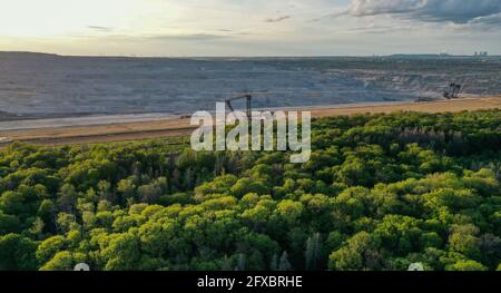 Luftaufnahme des Hambacher Waldes und im Hintergrund Der nahegelegene Freiplatz Hambach Stockfoto