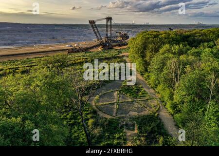 Luftaufnahme des Hambacher Waldes und im Hintergrund Der nahegelegene Freiplatz Hambach Stockfoto