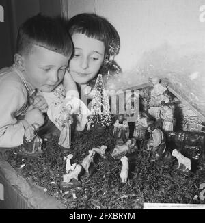 Kinder am Weihnachtsbaum. Kleiner Junge und Mädchen an der Krippe, 18. Dezember 1961, Kinder, Weihnachtsbäume, Mädchen, Niederlande, 20. Jahrhundert Presseagentur Foto, Nachrichten zu erinnern, Dokumentarfilm, historische Fotografie 1945-1990, visuelle Geschichten, Menschliche Geschichte des zwanzigsten Jahrhunderts, Momente in der Zeit festzuhalten Stockfoto