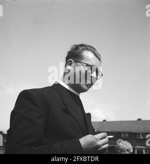 Boys' Town in Gouda. P. A. Besseling OFM, 21. Mai 1948, Bautätigkeiten, Geistlichkeit, Jugendpflege, Niederlande, Foto der Presseagentur des 20. Jahrhunderts, Nachrichten zu erinnern, Dokumentarfilm, historische Fotografie 1945-1990, visuelle Geschichten, Menschliche Geschichte des zwanzigsten Jahrhunderts, Momente in der Zeit festzuhalten Stockfoto