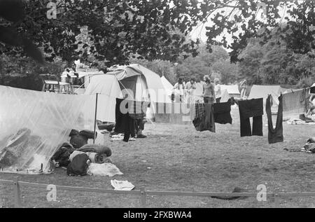 Jugendliche mit Zelten im Vondelpark (an der Leine), 3. August 1971, JUGENDLICHE, ZELTE, Niederlande, Presseagentur des 20. Jahrhunderts, Foto, Nachrichten zum erinnern, Dokumentarfilm, historische Fotografie 1945-1990, visuelle Geschichten, Menschliche Geschichte des zwanzigsten Jahrhunderts, Momente in der Zeit festzuhalten Stockfoto