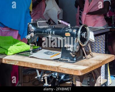 Nianing, Senegal - 24. Januar 2019: Nähmaschine an einer Schneiderschule in Westafrika Stockfoto