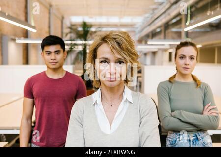 Männliche und weibliche Berufstäte im Coworking Office Stockfoto