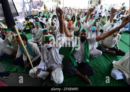 Neu-Delhi, Indien. Mai 2021. Bauern rufen regierungsfeindliche Parolen während ihres Protests gegen die Agrargesetze, die am Mittwoch, den 26. Mai 2021, an der Grenze zu Ghazipur in Neu-Delhi, Indien, einen Schwarzen Tag begehen. Die Bauern protestieren seit sechs Monaten an drei Grenzen Neu-Delhis, da neue Gesetze ihre Arbeit beeinträchtigen. Foto von Abhisek/UPI Credit: UPI/Alamy Live News Stockfoto