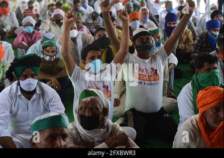 Neu-Delhi, Indien. Mai 2021. Bauern rufen regierungsfeindliche Parolen während ihres Protests gegen die Agrargesetze, die am Mittwoch, den 26. Mai 2021, an der Grenze zu Ghazipur in Neu-Delhi, Indien, einen Schwarzen Tag begehen. Die Bauern protestieren seit sechs Monaten an drei Grenzen Neu-Delhis, da neue Gesetze ihre Arbeit beeinträchtigen. Foto von Abhisek/UPI Credit: UPI/Alamy Live News Stockfoto