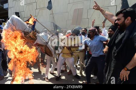 Neu-Delhi, Indien. Mai 2021. Die Bauern verbrennen am Mittwoch, den 26. Mai 2021, während der Proteste gegen die Agrargesetze, die einen Schwarzen Tag an der Grenze zu Ghazipur in Neu-Delhi, Indien, markieren, ein Bildnis. Die Bauern protestieren seit sechs Monaten an drei Grenzen Neu-Delhis, da neue Gesetze ihre Arbeit beeinträchtigen. Foto von Abhisek/UPI Credit: UPI/Alamy Live News Stockfoto