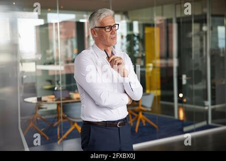 Reifer Profi, der im Büro steht Stockfoto