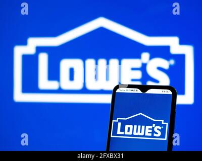 Ukraine. Mai 2021. In dieser Abbildung ist ein Logo von Lowe's Companies, Inc. Zu sehen, das auf einem Smartphone und im Hintergrund zu sehen ist. Kredit: Igor Golovniov/SOPA Images/ZUMA Wire/Alamy Live Nachrichten Stockfoto