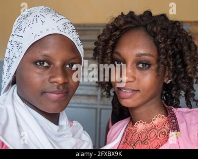 Nianing, Senegal - 24. Januar 2019: Portrait der schönen senegalesischen jungen Frauen. Afrika Stockfoto