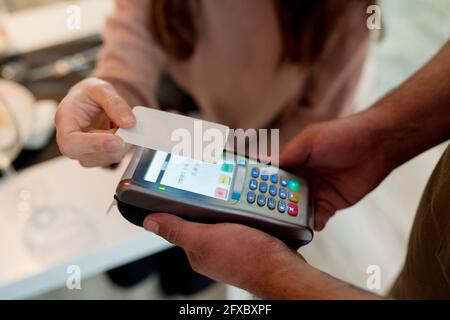 Frau, die im Restaurant mit Kreditkarte bezahlt Stockfoto