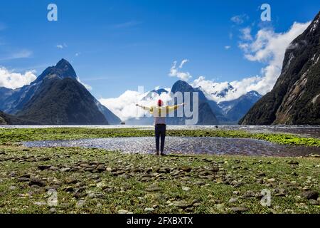 Neuseeland, Südinsel, Milford Sound, Tourist mit Bergblick Stockfoto