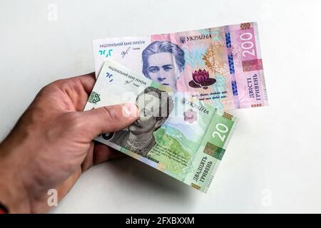 Ukrainische Geld-Griwna auf weißem Hintergrund: 20 und 200 Banknoten. Die nationale Währung der Ukraine. Themen wie Inflation, Wirtschaft und Finanzen. Stockfoto