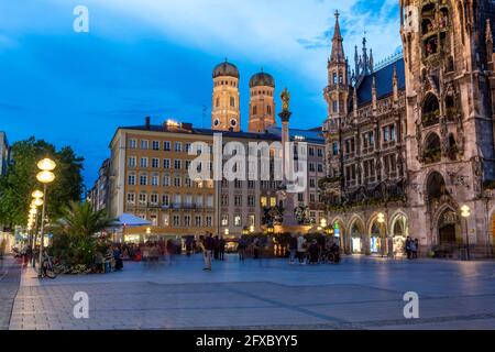 Menschen auf dem Fußweg in München, Bayern, Deutschland Stockfoto