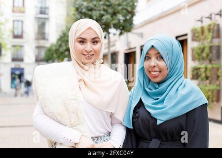 Junge Frauen tragen Hijab, während sie zusammen stehen Stockfoto