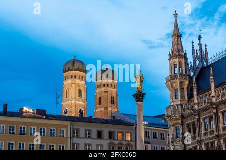 Marienplatz mit neuem Rathaus und Frauenkirche in München, Bayern, Deutschland Stockfoto