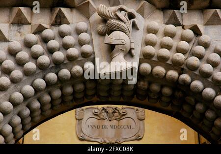 Portugal, Sintra. Pena Palace Komplex. Konzipiert als Sommerresidenz für die königliche Familie. Erbaut im 19. Jahrhundert von Wilhelm Ludwig von Eschwege (1777-1855). Triton Gate, architektonisches Detail. Stockfoto