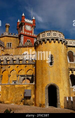 Portugal, Sintra. Teilansicht des Pena Palace Komplexes, konzipiert als Sommerresidenz für die königliche Familie. Erbaut im 19. Jahrhundert von Wilhelm Ludwig von Eschwege (1777-1855). Stockfoto