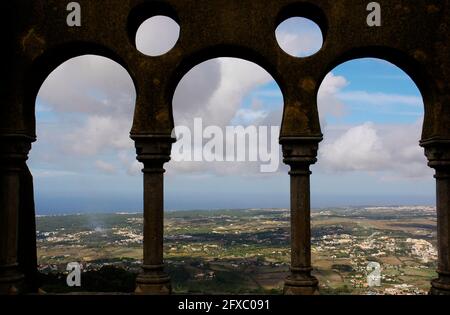 Portugal, Sintra. Panoramablick auf die umliegende Landschaft der Stadt und der Küste aus einem Fenster des Pena Palace. Stockfoto