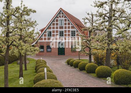 Deutschland, Altes Land, Fachwerkhaus im Frühjahr Stockfoto