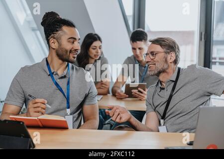 Auszubildende und Auszubildende diskutieren im Klassenzimmer Stockfoto