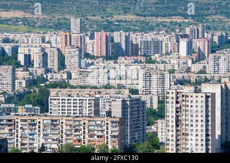 Wohngebiet von Tiflis, mehrstöckige Gebäude in Gldani und Mukhiani. Georgien Stockfoto