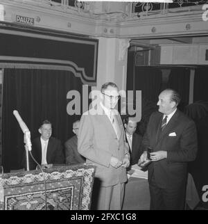 Jubiläumskonferenz 50 Jahre Existenz Bond van Nederlandse Gemeenten. Fltr. Der Rotterdamer Bürgermeister G.E. van Walsum, Minister Toxopeus und [auf Scan nicht sichtbar] der Bürgermeister von Den Haag, H.A. Kolfschoten, Juni 5 1962, Bürgermeister, Kongresse, Jubiläen, Minister, Verbände, Niederlande, Presseagentur des 20. Jahrhunderts, Foto, Nachrichten zu erinnern, Dokumentarfilm, historische Fotografie 1945-1990, visuelle Geschichten, Menschliche Geschichte des zwanzigsten Jahrhunderts, Momente in der Zeit festzuhalten Stockfoto