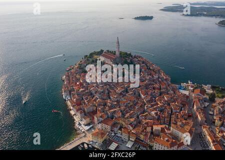 Kroatien, Istrien, Rovinj, Luftansicht der Kirche der Heiligen Euphemia und der umliegenden Altstadtgebäude Stockfoto
