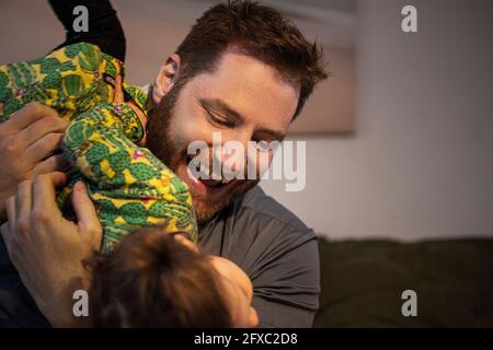 Fröhlicher Vater spielt mit Tochter zu Hause Stockfoto