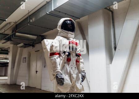 Männlicher Astronaut, der auf dem Parkplatz läuft Stockfoto