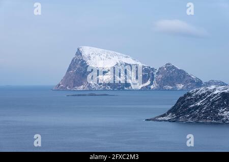 Norwegen, Tromso, Sommaroy, schneebedeckter Berg auf Haja Island Stockfoto