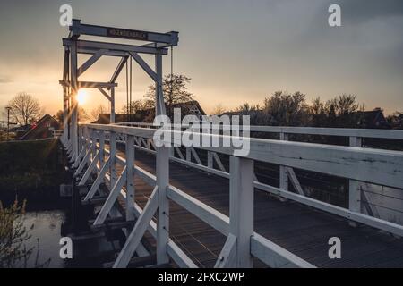 Deutschland, Altes Land, Hogendiekbrücke Holzsteg bei Sonnenuntergang Stockfoto
