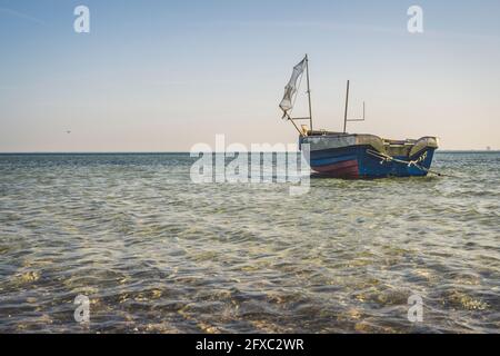 Eineres Fischerboot am Ufer der Ostsee Stockfoto