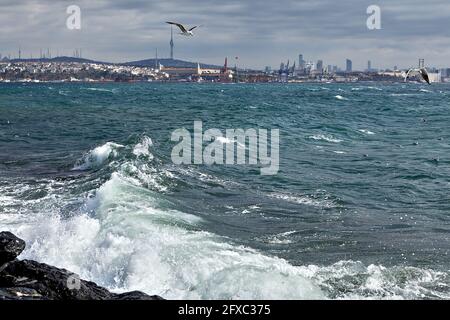 Stürmisches Meer im Winter in Istanbul, Wellen vor der Küste in der Golden Horn Bucht. Stockfoto