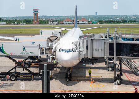 Ein Flugzeug am internationalen Flughafen Denpasar, auch bekannt als internationaler Flughafen Ngurah Rai, in Bali, Indonesien Stockfoto