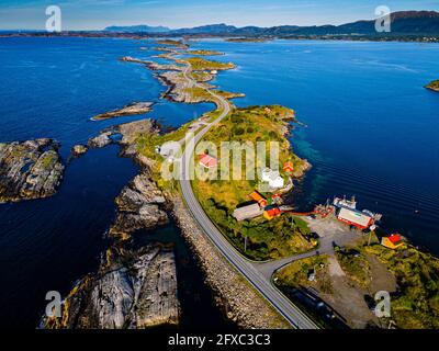 Norwegen, More Og Romsdal, Luftaufnahme der Atlantic Ocean Road, die sich über den Archipel im Norwegischen Meer erstreckt Stockfoto