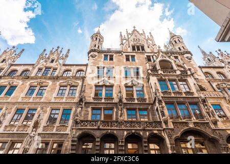 Neue Rathausfassade am Marienplatz im Stadtzentrum, München, Bayern, Deutschland Stockfoto