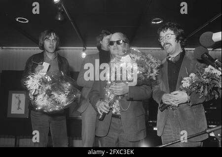 Jules de Corte erhält Louis-David-Preis von Louis van Dijk in Amstelveen; Jules de Corte mit LP, 25. November 1975, Niederlande, Foto der Presseagentur des 20. Jahrhunderts, News to remember, Dokumentarfilm, historische Fotografie 1945-1990, visuelle Geschichten, Menschliche Geschichte des zwanzigsten Jahrhunderts, Momente in der Zeit festzuhalten Stockfoto